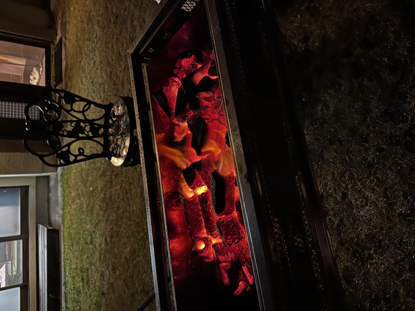 庭のBBQの炎